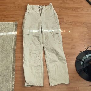 Hollister Cargo pants. Never worn. Great condition. High rise.